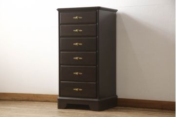 中古　カリモク家具(karimoku)　美しい取っ手飾りが目を引くクラシカルなチェスト(縦型チェスト、サイドチェスト、引き出し)(R-062014)