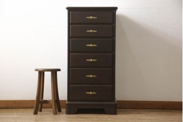 中古　カリモク家具(karimoku)　美しい取っ手飾りが目を引くクラシカルなチェスト(縦型チェスト、サイドチェスト、引き出し)(R-062014)