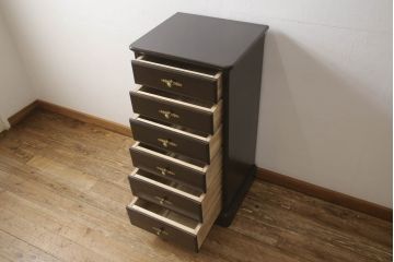 中古　カリモク家具(karimoku)　美しい取っ手飾りが目を引くクラシカルなチェスト(縦型チェスト、サイドチェスト、引き出し)(R-062014)