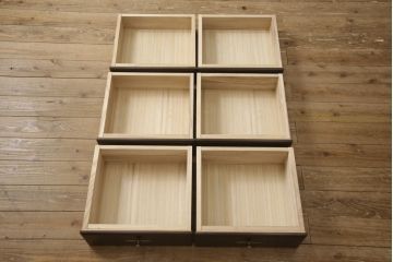 中古　カリモク家具(karimoku)　美しい取っ手飾りが目を引くクラシカルなチェスト(縦型チェスト、サイドチェスト、引き出し)(R-062014)
