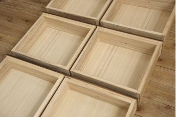 中古　カリモク家具(karimoku)　美しい取っ手飾りが目を引くクラシカルなチェスト(縦型チェスト、サイドチェスト、引き出し)(R-062014)