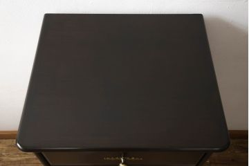 中古　カリモク家具(karimoku)　美しい取っ手飾りが目を引くクラシカルなチェスト(縦型チェスト、サイドチェスト、引き出し)(R-062014)