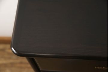 中古　カリモク家具(karimoku)　美しい取っ手飾りが目を引くクラシカルなチェスト(縦型チェスト、サイドチェスト、引き出し)(R-062014)