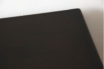 中古　カリモク家具(karimoku)　美しい取っ手飾りが目を引くクラシカルなチェスト(縦型チェスト、サイドチェスト、引き出し)(R-062014)