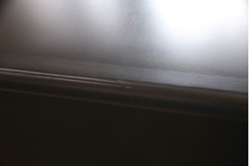 中古　カリモク家具(karimoku)　美しい取っ手飾りが目を引くクラシカルなチェスト(縦型チェスト、サイドチェスト、引き出し)(R-062014)