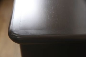 中古　カリモク家具(karimoku)　美しい取っ手飾りが目を引くクラシカルなチェスト(縦型チェスト、サイドチェスト、引き出し)(R-062014)