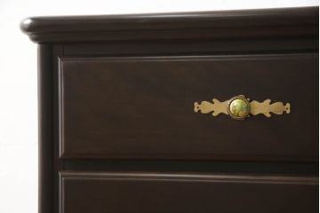 中古　カリモク家具(karimoku)　美しい取っ手飾りが目を引くクラシカルなチェスト(縦型チェスト、サイドチェスト、引き出し)(R-062014)