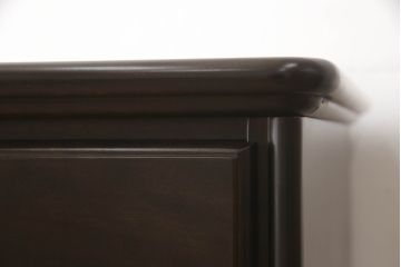 中古　カリモク家具(karimoku)　美しい取っ手飾りが目を引くクラシカルなチェスト(縦型チェスト、サイドチェスト、引き出し)(R-062014)