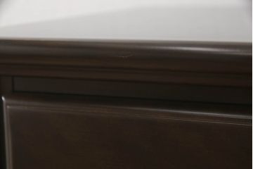 中古　カリモク家具(karimoku)　美しい取っ手飾りが目を引くクラシカルなチェスト(縦型チェスト、サイドチェスト、引き出し)(R-062014)