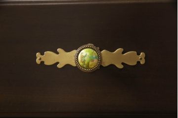 中古　カリモク家具(karimoku)　美しい取っ手飾りが目を引くクラシカルなチェスト(縦型チェスト、サイドチェスト、引き出し)(R-062014)