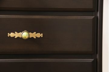 中古　カリモク家具(karimoku)　美しい取っ手飾りが目を引くクラシカルなチェスト(縦型チェスト、サイドチェスト、引き出し)(R-062014)