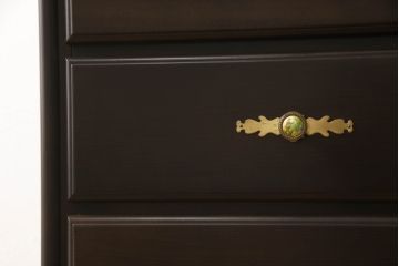 中古　カリモク家具(karimoku)　美しい取っ手飾りが目を引くクラシカルなチェスト(縦型チェスト、サイドチェスト、引き出し)(R-062014)