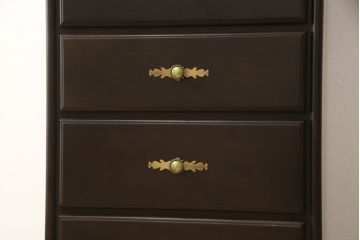 中古　カリモク家具(karimoku)　美しい取っ手飾りが目を引くクラシカルなチェスト(縦型チェスト、サイドチェスト、引き出し)(R-062014)