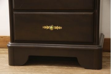 中古　カリモク家具(karimoku)　美しい取っ手飾りが目を引くクラシカルなチェスト(縦型チェスト、サイドチェスト、引き出し)(R-062014)