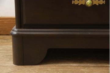 中古　カリモク家具(karimoku)　美しい取っ手飾りが目を引くクラシカルなチェスト(縦型チェスト、サイドチェスト、引き出し)(R-062014)