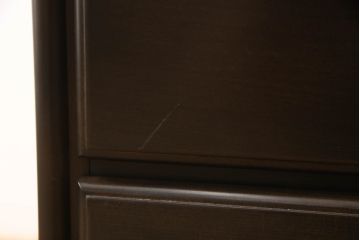 中古　カリモク家具(karimoku)　美しい取っ手飾りが目を引くクラシカルなチェスト(縦型チェスト、サイドチェスト、引き出し)(R-062014)