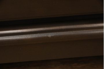中古　カリモク家具(karimoku)　美しい取っ手飾りが目を引くクラシカルなチェスト(縦型チェスト、サイドチェスト、引き出し)(R-062014)