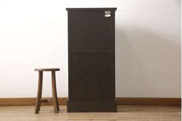 中古　カリモク家具(karimoku)　美しい取っ手飾りが目を引くクラシカルなチェスト(縦型チェスト、サイドチェスト、引き出し)(R-062014)