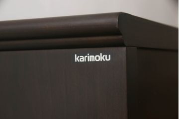 中古　カリモク家具(karimoku)　美しい取っ手飾りが目を引くクラシカルなチェスト(縦型チェスト、サイドチェスト、引き出し)(R-062014)