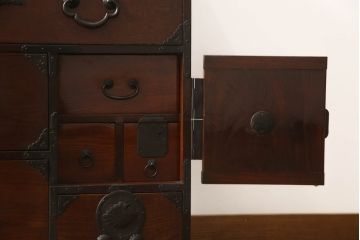 和製アンティーク　明治期　前面欅(ケヤキ)材　凝った金具が魅力的な仙台箪笥(時代箪笥、収納たんす、衣装タンス、和箪笥、引き出し)(R-062024)