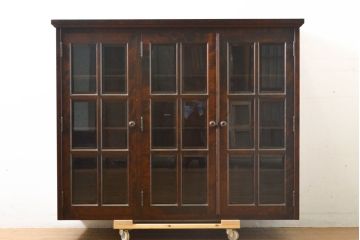 中古　北海道民芸家具　脚(台輪)付きリメイク　和洋どちらにも合うシックなキャビネット(食器棚、カップボード、本箱、ブックケース、サイドボード、サイドキャビネット、収納棚、戸棚、飾り棚、店舗什器)(R-062025)