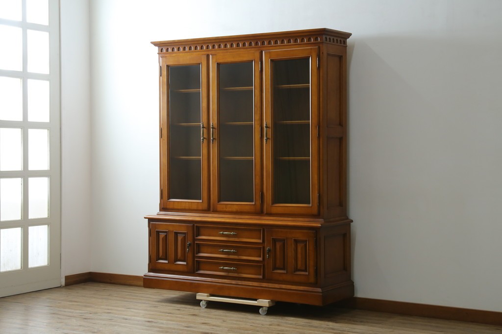 中古　美品　横浜クラシック家具　ダニエル(daniel)　希少モデル　気品と風格を兼ね備えたキャビネット　(R-062026)