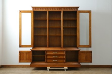 中古　美品　横浜クラシック家具　ダニエル(daniel)　希少モデル　気品と風格を兼ね備えたキャビネット　(R-062026)