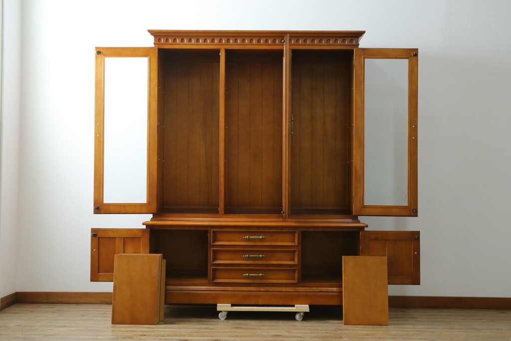 中古　美品　横浜クラシック家具　ダニエル(daniel)　希少モデル　気品と風格を兼ね備えたキャビネット　(R-062026)