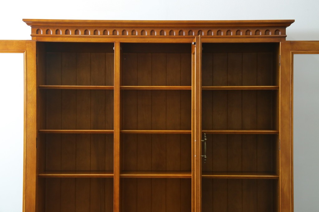 中古　美品　横浜クラシック家具　ダニエル(daniel)　希少モデル　気品と風格を兼ね備えたキャビネット　(R-062026)