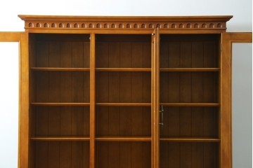 中古　美品　横浜クラシック家具　ダニエル(daniel)　希少モデル　気品と風格を兼ね備えたキャビネット　(R-062026)