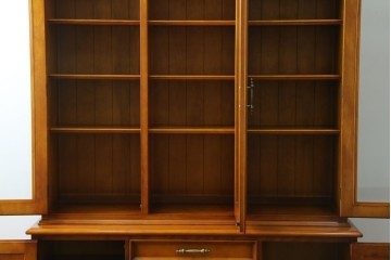 中古　美品　横浜クラシック家具　ダニエル(daniel)　希少モデル　気品と風格を兼ね備えたキャビネット　(R-062026)