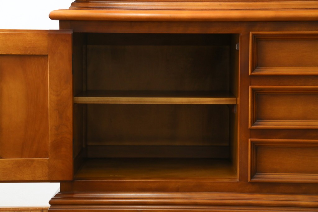 中古　美品　横浜クラシック家具　ダニエル(daniel)　希少モデル　気品と風格を兼ね備えたキャビネット　(R-062026)