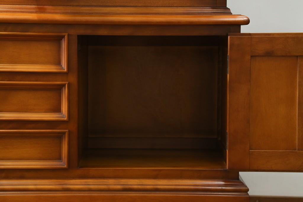 中古　美品　横浜クラシック家具　ダニエル(daniel)　希少モデル　気品と風格を兼ね備えたキャビネット　(R-062026)