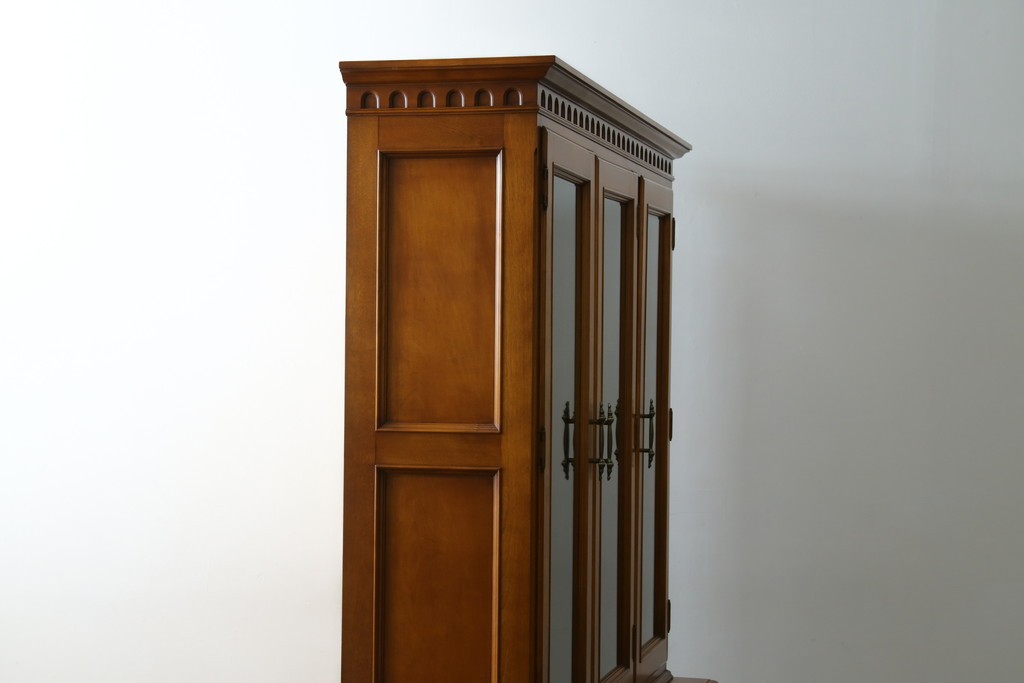 中古　美品　横浜クラシック家具　ダニエル(daniel)　希少モデル　気品と風格を兼ね備えたキャビネット　(R-062026)