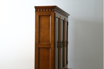 中古　美品　横浜クラシック家具　ダニエル(daniel)　希少モデル　気品と風格を兼ね備えたキャビネット　(R-062026)