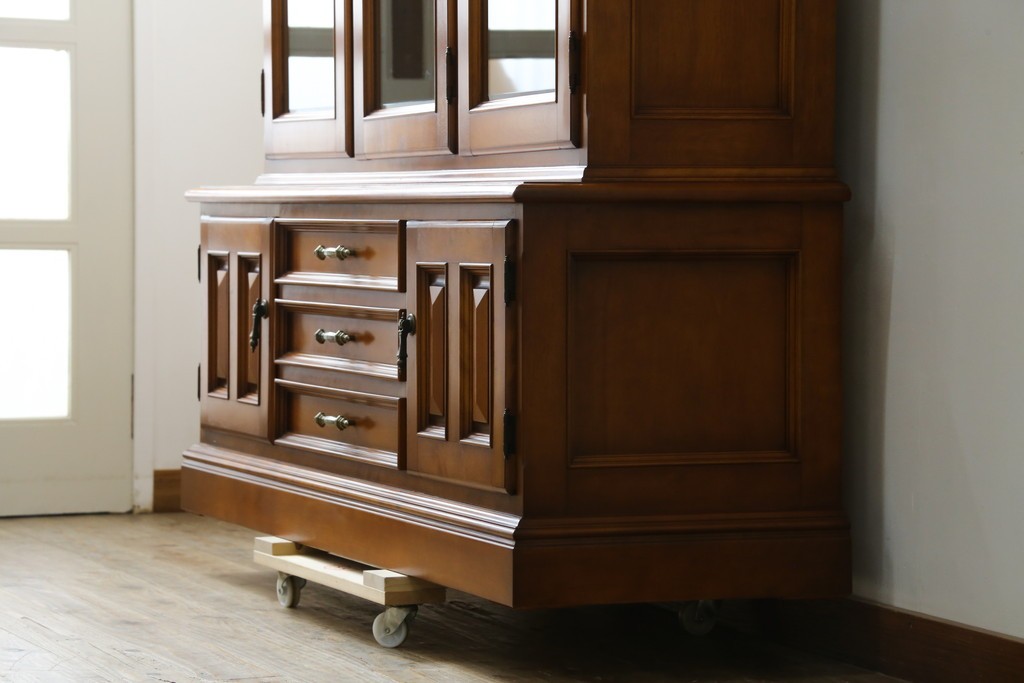 中古　美品　横浜クラシック家具　ダニエル(daniel)　希少モデル　気品と風格を兼ね備えたキャビネット　(R-062026)