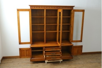 中古　美品　横浜クラシック家具　ダニエル(daniel)　希少モデル　気品と風格を兼ね備えたキャビネット　(R-062026)