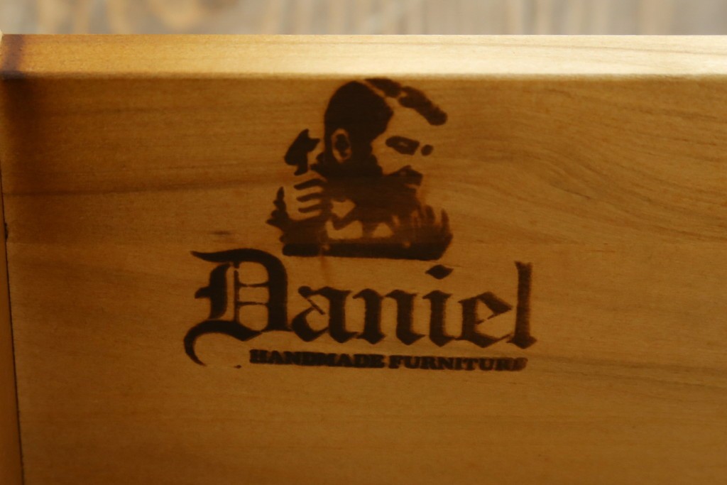 中古　美品　横浜クラシック家具　ダニエル(daniel)　希少モデル　気品と風格を兼ね備えたキャビネット　(R-062026)