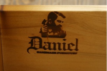 中古　美品　横浜クラシック家具　ダニエル(daniel)　希少モデル　気品と風格を兼ね備えたキャビネット　(R-062026)