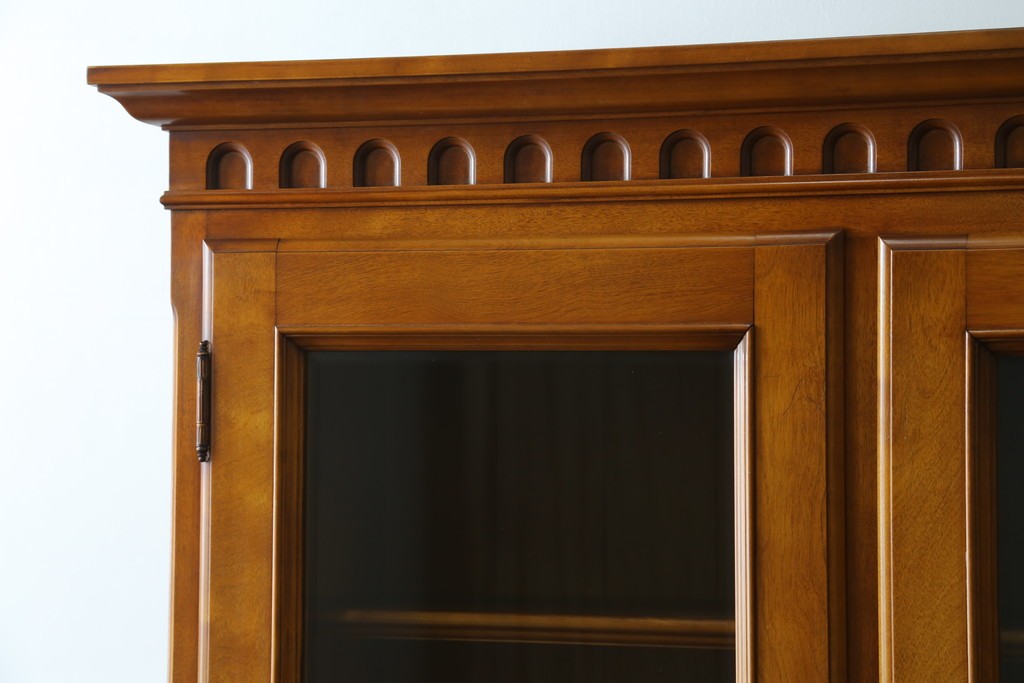 中古　美品　横浜クラシック家具　ダニエル(daniel)　希少モデル　気品と風格を兼ね備えたキャビネット　(R-062026)