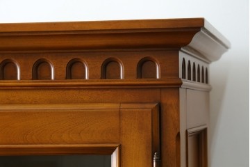 中古　美品　横浜クラシック家具　ダニエル(daniel)　希少モデル　気品と風格を兼ね備えたキャビネット　(R-062026)