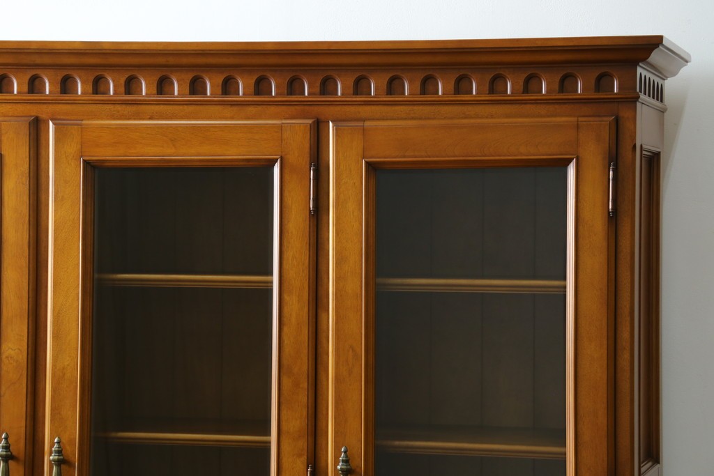 中古　美品　横浜クラシック家具　ダニエル(daniel)　希少モデル　気品と風格を兼ね備えたキャビネット　(R-062026)