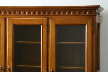 中古　美品　横浜クラシック家具　ダニエル(daniel)　希少モデル　気品と風格を兼ね備えたキャビネット　(R-062026)