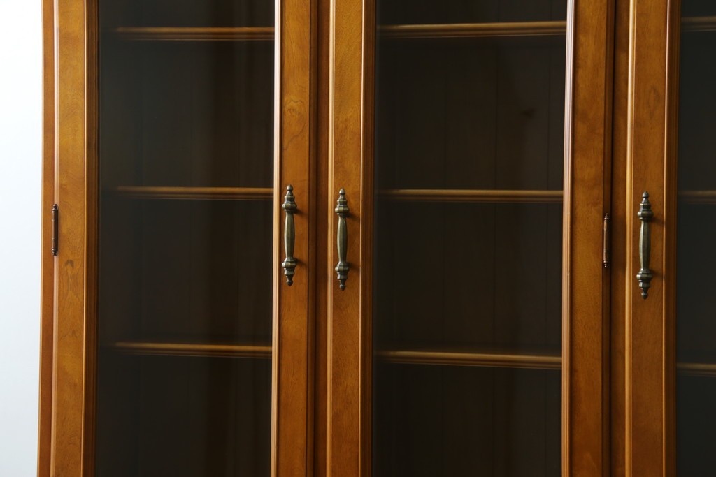 中古　美品　横浜クラシック家具　ダニエル(daniel)　希少モデル　気品と風格を兼ね備えたキャビネット　(R-062026)