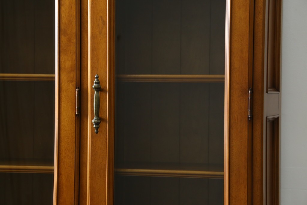 中古　美品　横浜クラシック家具　ダニエル(daniel)　希少モデル　気品と風格を兼ね備えたキャビネット　(R-062026)