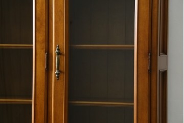 中古　美品　横浜クラシック家具　ダニエル(daniel)　希少モデル　気品と風格を兼ね備えたキャビネット　(R-062026)