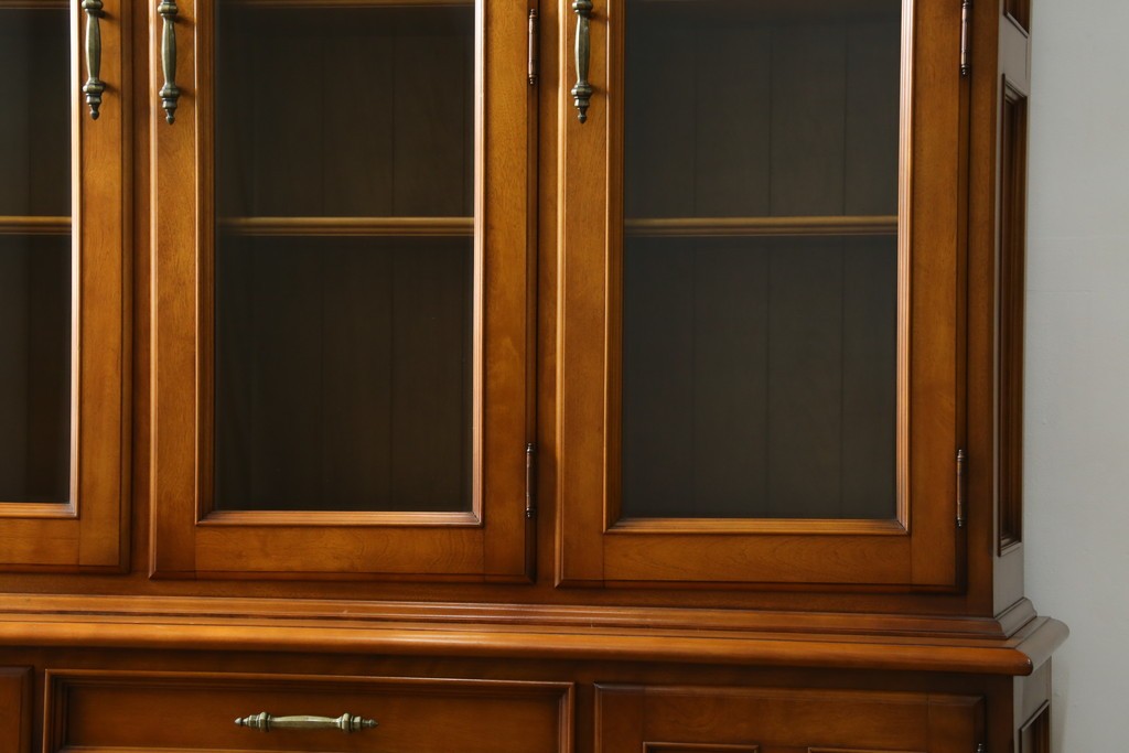 中古　美品　横浜クラシック家具　ダニエル(daniel)　希少モデル　気品と風格を兼ね備えたキャビネット　(R-062026)