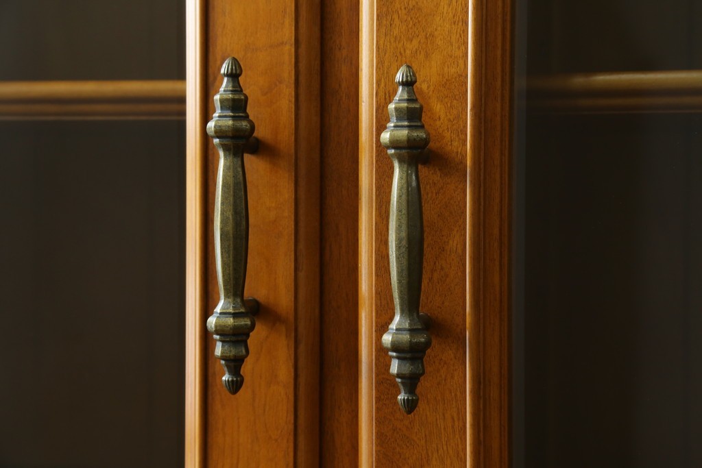 中古　美品　横浜クラシック家具　ダニエル(daniel)　希少モデル　気品と風格を兼ね備えたキャビネット　(R-062026)