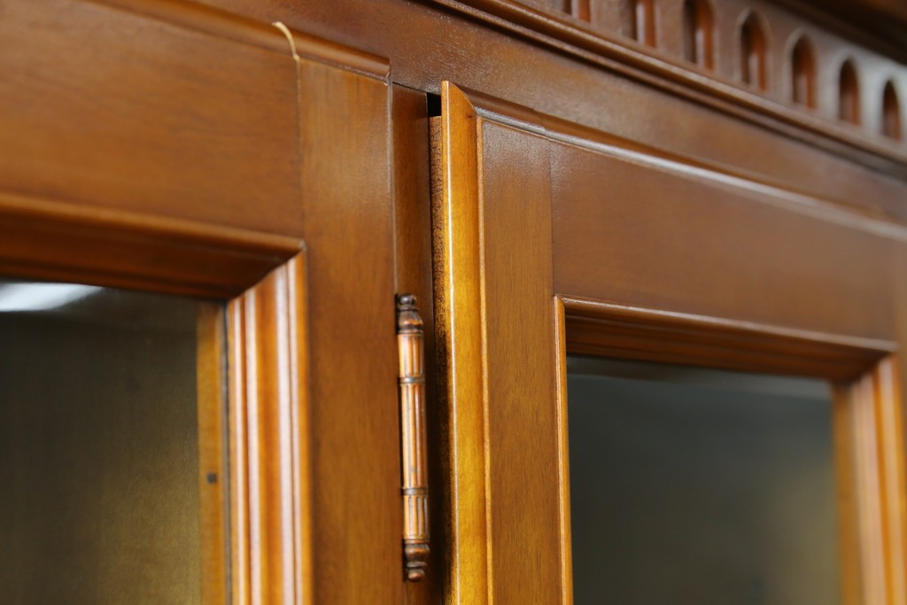 中古　美品　横浜クラシック家具　ダニエル(daniel)　希少モデル　気品と風格を兼ね備えたキャビネット　(R-062026)