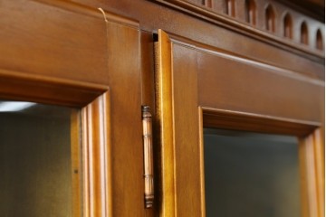 中古　美品　横浜クラシック家具　ダニエル(daniel)　希少モデル　気品と風格を兼ね備えたキャビネット　(R-062026)